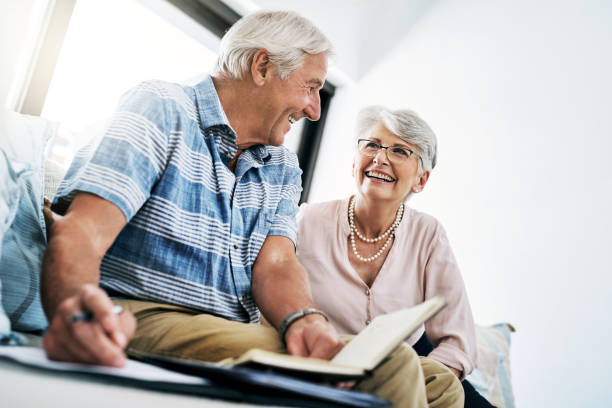 una planificación financiera adecuada vale la pena - pension retirement planning savings fotografías e imágenes de stock