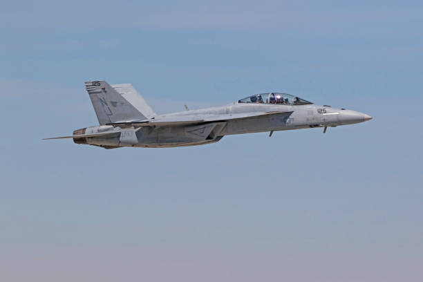 avião caça a jato f-18 hornet voando sobre show aéreo - flying jet fighter plane air vehicle - fotografias e filmes do acervo