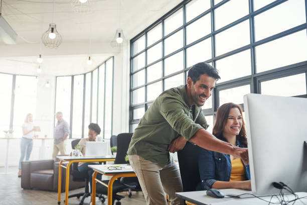 los diseñadores deben ser tecnológicamente en sintonía con todos los cambios - computer creativity teamwork team fotografías e imágenes de stock