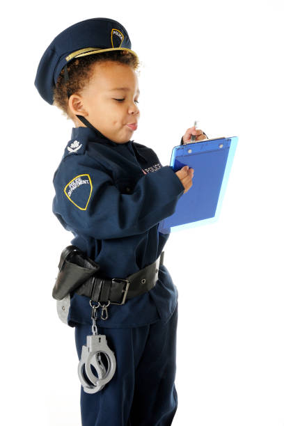 policía preescolar escribir un billete - golden handcuffs fotografías e imágenes de stock