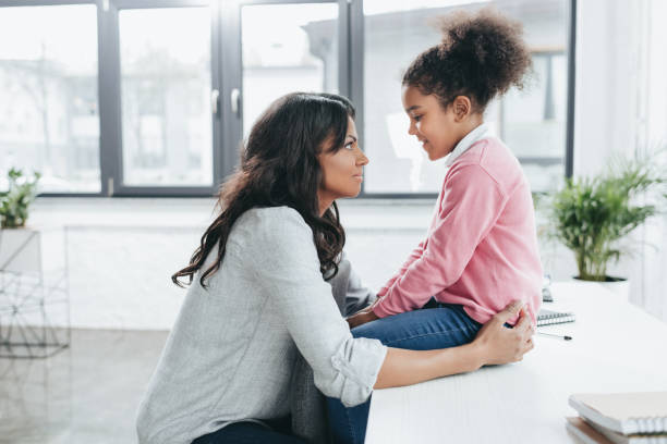 실내에 그녀의 딸과 함께 얘기 하는 아프리카계 미국인 어머니의 측면 보기 - child discussion parent talking 뉴스 ��사진 이미지