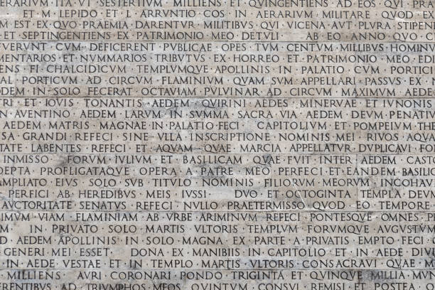 textur der lateinischen wörter auf einer marmortafel eingraviert - ancient rome fotos stock-fotos und bilder
