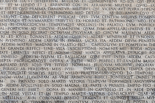 Textura de las palabras latina grabada en una placa de mármol photo