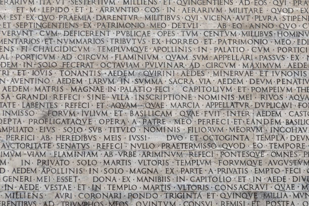 textura de las palabras latina grabada en una placa de mármol - escritura latina fotografías e imágenes de stock