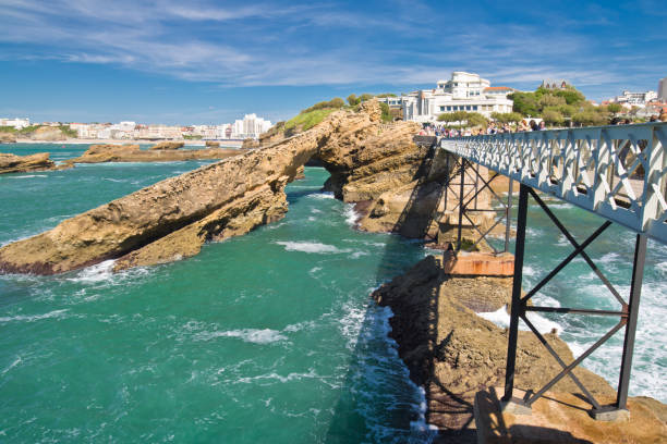 andar na passarela linda levando a rocher de la vierge na costa atlântica, com falésias e mar turquesa em biarritz, país basco, frança - rocher de la vierge - fotografias e filmes do acervo