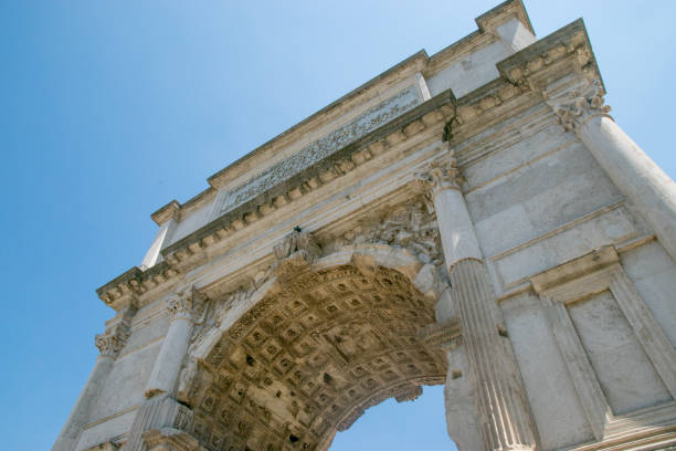 o arco de tito (arco di tito) no fórum romano em roma, itália - caesar emperor rome stone - fotografias e filmes do acervo