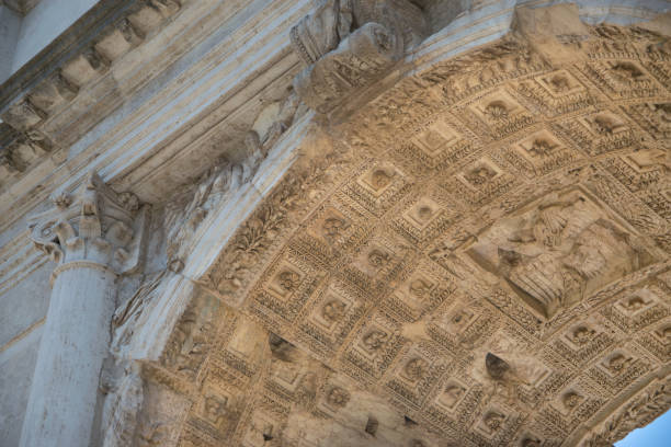 l'arco di tito al foro romano di roma - caesar emperor rome stone foto e immagini stock