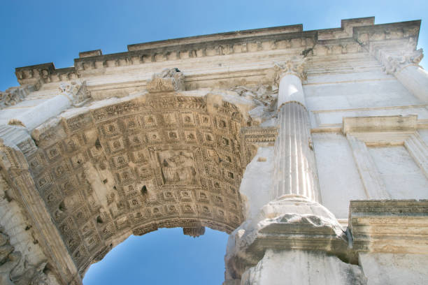 o arco de tito (arco di tito) no fórum romano em roma, itália - caesar emperor rome stone - fotografias e filmes do acervo