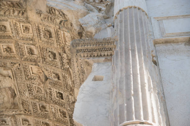 l'arco di tito al foro romano di roma - caesar emperor rome stone foto e immagini stock