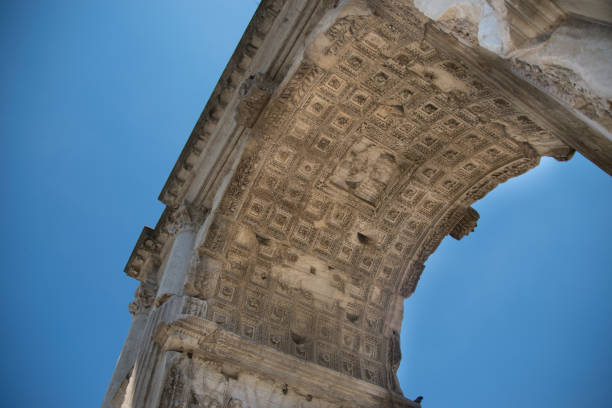 l'arco di tito al foro romano di roma - caesar emperor rome stone foto e immagini stock