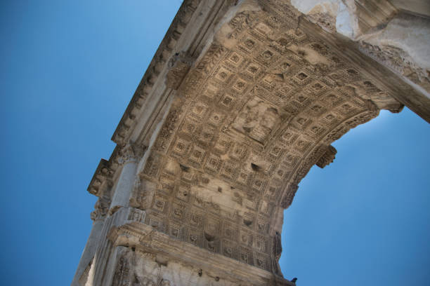 o arco de tito (arco di tito) no fórum romano em roma, itália - caesar emperor rome stone - fotografias e filmes do acervo