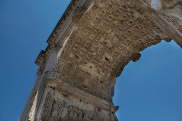 l'arco di tito al foro romano di roma - caesar emperor rome stone foto e immagini stock