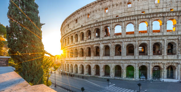 coliseu ao nascer do sol, roma, itália - gladiator rome italy sunlight - fotografias e filmes do acervo