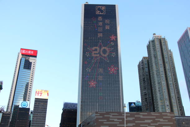 Greetings upon 20th anniversary of the return of Hong Kong to China On the day that President Xi Jinping arrived in Hong Kong on his official visit, bold congratulatory messages were seen displayed upon skyscrapers in the Wan Chai area, in a celebratory spirit over the 20th anniversary of Britain's return of Hong Kong to China. Here, you can see that the top of the China Life Insurance Company's building boldly displays a red banner to welcome Xi Jinping, while the Sun Hung Kai building has celebratory lights installed and displayed across the whole building. xi jinping stock pictures, royalty-free photos & images