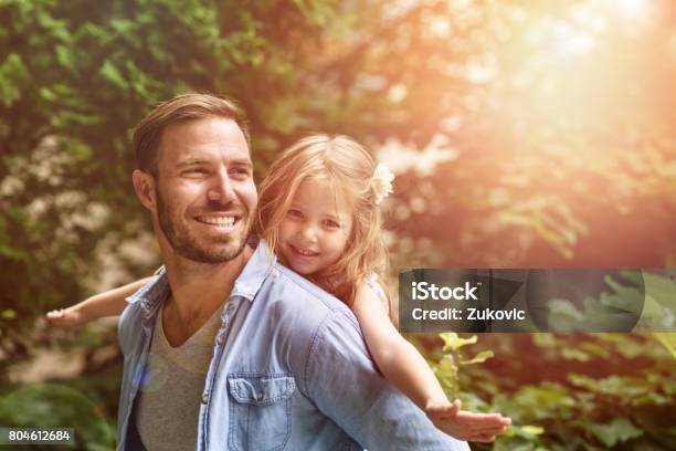 Padre Llevando Hija Mixto Foto de stock y más banco de imágenes de Familia - Familia, Naturaleza, Padre