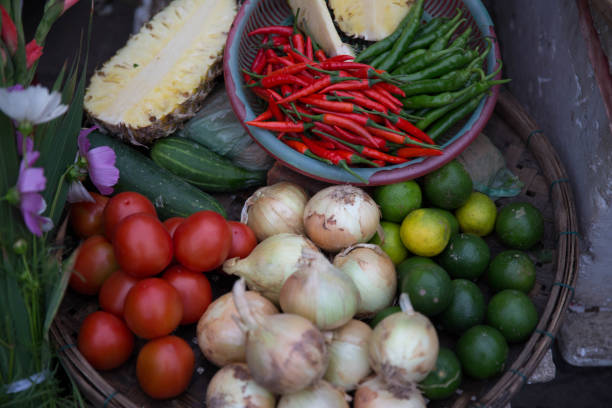 베트남 요리-재료 과일, 야채, 향신료 - lime market vietnam fruit 뉴스 사진 이미지