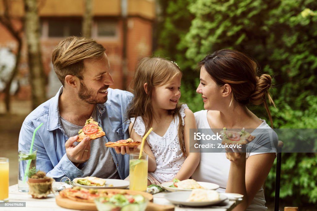 Glückliche Familie Essen in einem restaurant - Lizenzfrei Familie Stock-Foto