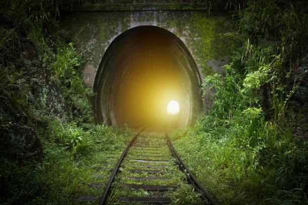 luz al final del túnel - train tunnel fotografías e imágenes de stock