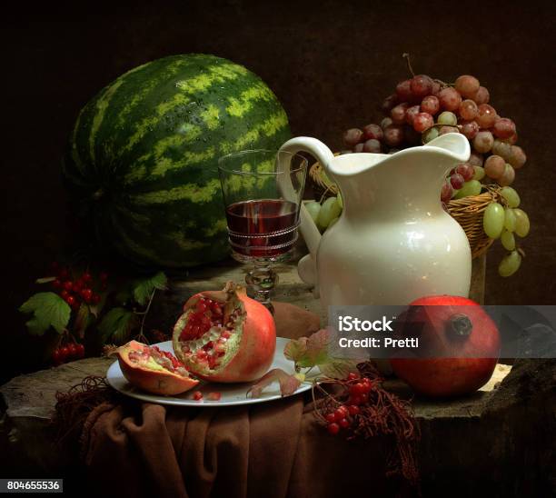 Photo libre de droit de Nature Morte Avec Melon Deau Et De La Grenade banque d'images et plus d'images libres de droit de Nature morte - Nature morte, Figue, Melon