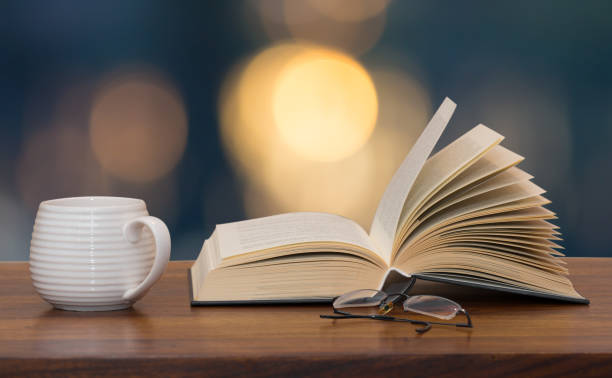 buch mit becher und gläser - old plank outdoors selective focus stock-fotos und bilder