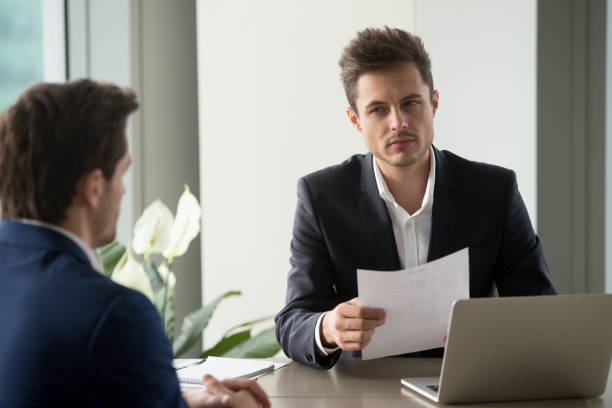 면접에서 나쁜 이력서를 읽고 문서를 들고 의심 사업가 - uncertainty men business frowning 뉴스 사진 이미지