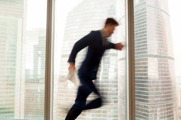 uomo d'affari impegnato che si affretta, si a tardi, vista della città, sfocatura del movimento - dormire troppo foto e immagini stock