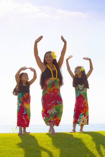 família de dançarina de hula havaiana com crianças dançando na grama - dançar hula - fotografias e filmes do acervo
