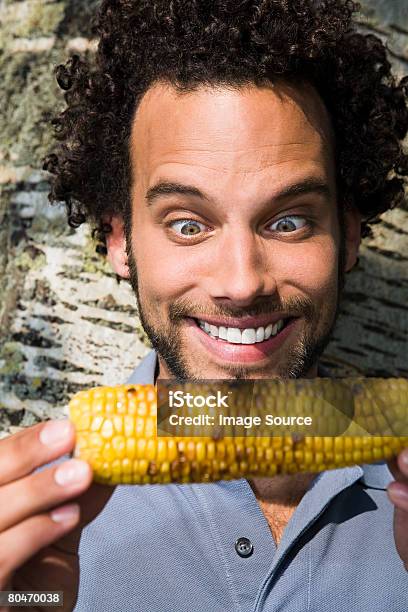 Człowiek Jedzenie Kukurydza Na Cobb - zdjęcia stockowe i więcej obrazów Jeść - Jeść, Barbecue, Dorosły