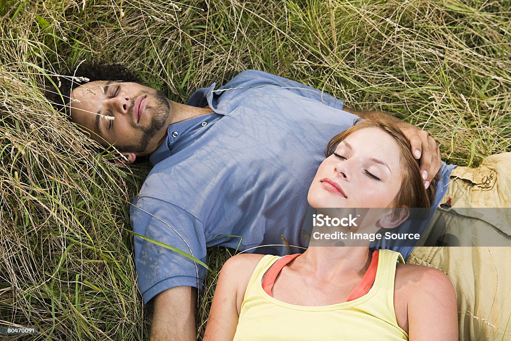 Jeune couple, dormir dans l'herbe - Photo de Adulte libre de droits