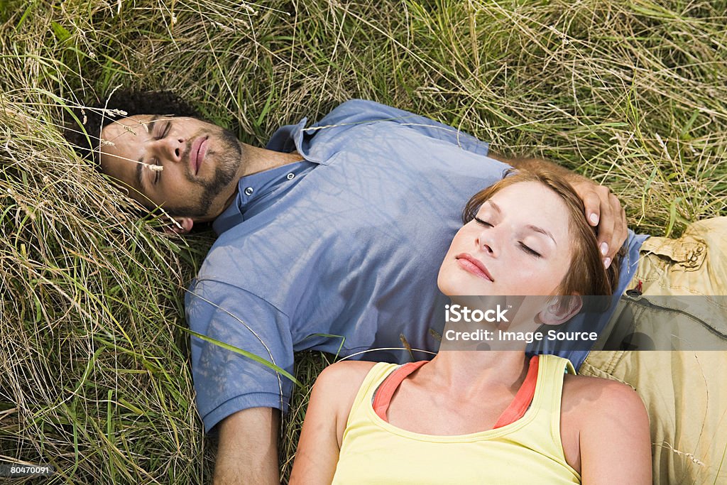 Casal jovem dormindo na grama - Foto de stock de Adulto royalty-free