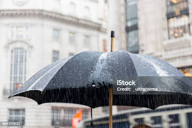 Lluvia En Londres Regent Street Foto de stock y más banco de imágenes de Lluvia torrencial - Lluvia torrencial, Lluvia, Paraguas