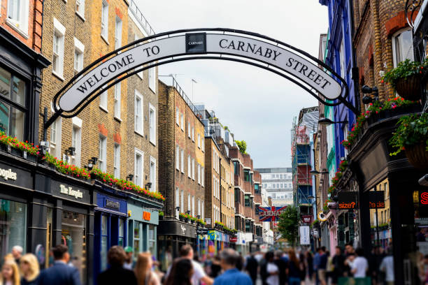 negozi e ristoranti in carnaby street londra - brick european culture facade famous place foto e immagini stock