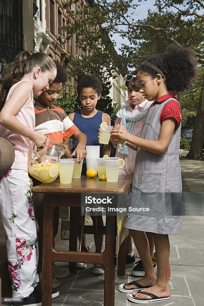 Los niños con limonada individual - Foto de stock de Niño libre de derechos