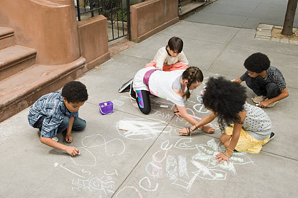 kids drawing on sidewalk - little girls sidewalk child chalk 뉴스 사진 이미지