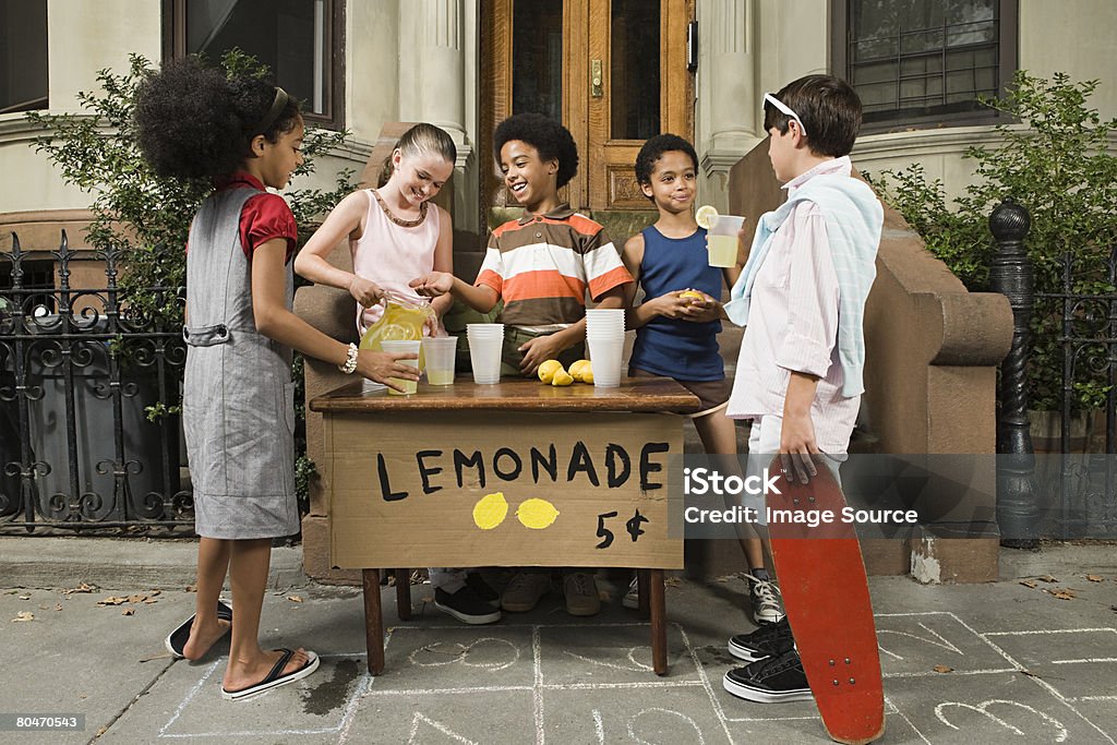Kids with lemonade stall - Lizenzfrei Im Freien Stock-Foto