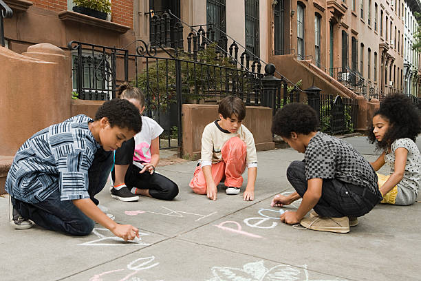 los niños de dibujo en la acera - little girls sidewalk child chalk fotografías e imágenes de stock