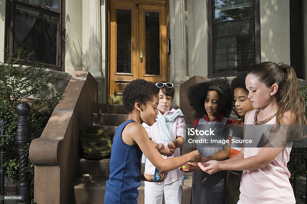 Boy compartir con amigos. - Foto de stock de Compartir libre de derechos