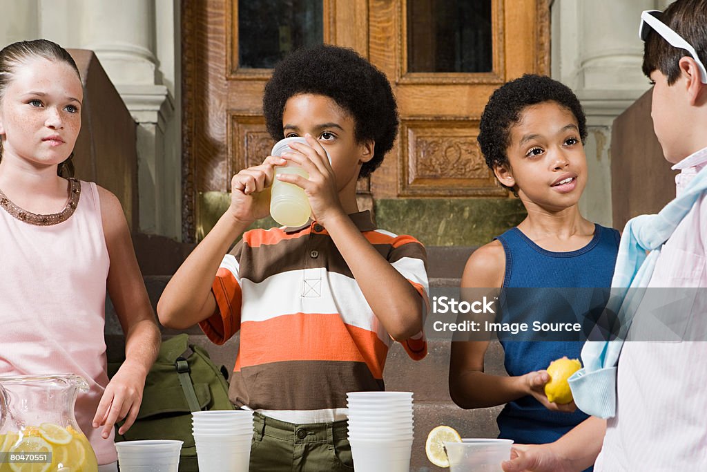 Bambini con Limonata - Foto stock royalty-free di Alimentazione sana