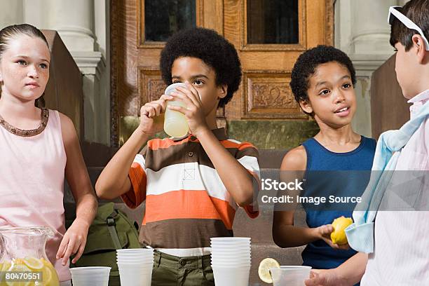 Bambini Con Limonata - Fotografie stock e altre immagini di Alimentazione sana - Alimentazione sana, Alla moda, Ambientazione esterna