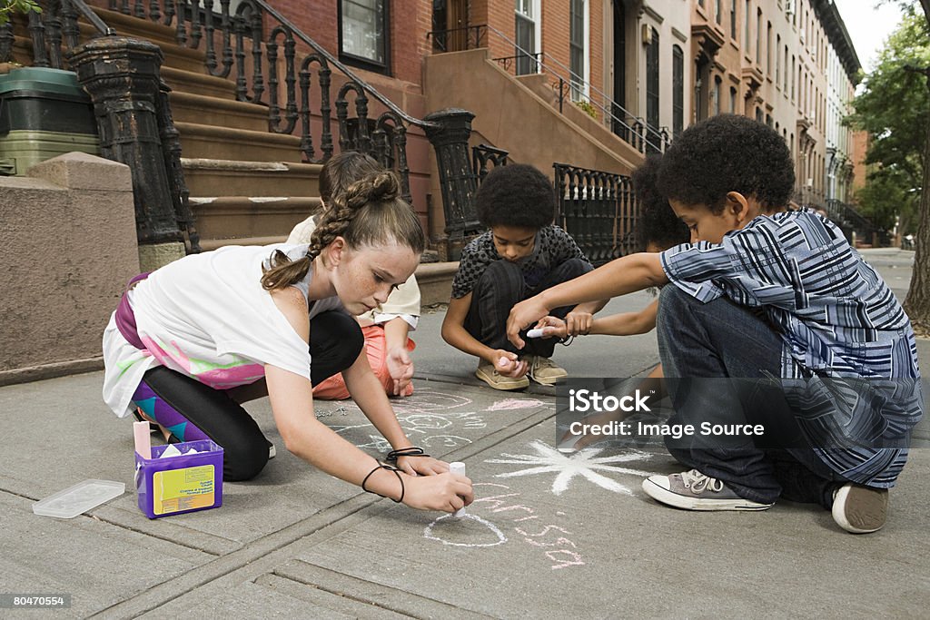 Enfants dessin sur le trottoir - Photo de Enfant libre de droits