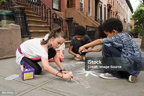 Kids Drawing On Sidewalk — стоковые фотографии и другие картинки Ребёнок - Ребёнок, Мел, Тротуар