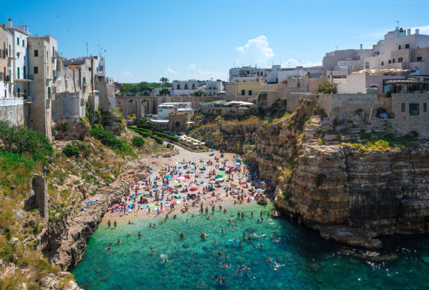 polignano a mare (puglia, italia) - polignano a mare fotos fotografías e imágenes de stock