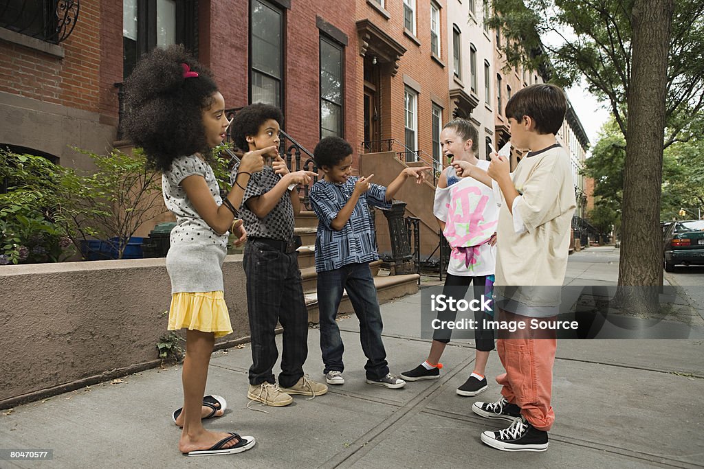 Enfants sur la terrasse - Photo de Amitié libre de droits