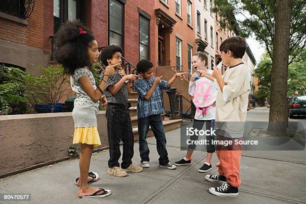 Photo libre de droit de Enfants Sur La Terrasse banque d'images et plus d'images libres de droit de Amitié - Amitié, Brooklyn - New York, Bâtiment vu de l'extérieur