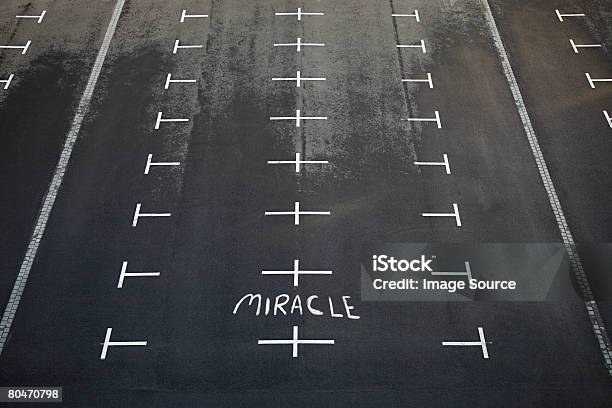 Foto de Miracle Pintou Um Estacionamento e mais fotos de stock de Ausência - Ausência, Estacionamento de carros, Exterior