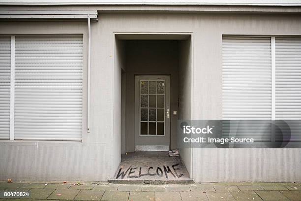 Foto de Graffiti Em Uma Porta e mais fotos de stock de Estrutura construída - Estrutura construída, Exterior, Fachada