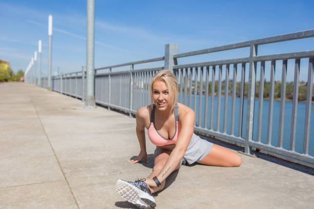 Young Woman Exercising on Beachhttp://www.erichoodphoto.com/istock/fitness.jpg 