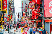 touristen-die-in-osaka-dotonbori-spazieren-gehen.jpg?b=1&s=170x170&k=20&c=sgOUs5jqAG7e_sEBwxyVA0xOWvWTDC5aRahgCfu_uEU=