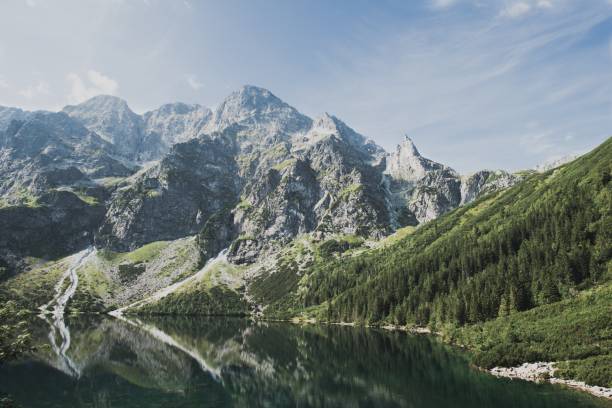 vista panorâmica do lago morskie oko, cadeia de montanhas dos cárpatos, tatra, - tatra mountains zakopane lake mountain - fotografias e filmes do acervo