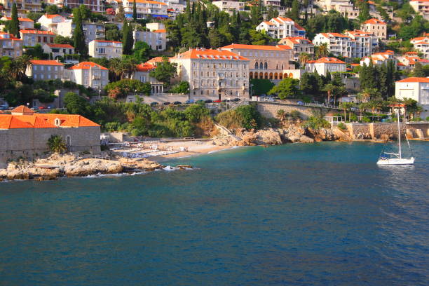 yate velero solitario, dubrovnik idílica zona residencial paisaje y bahía de aguas azules, turquesa playa del mar adriático, panorama aéreo – dalmacia, croacia - sea water single object sailboat fotografías e imágenes de stock